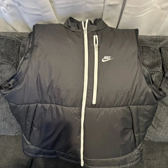 Nike Black Thermore Vest - Picture 1 of 3